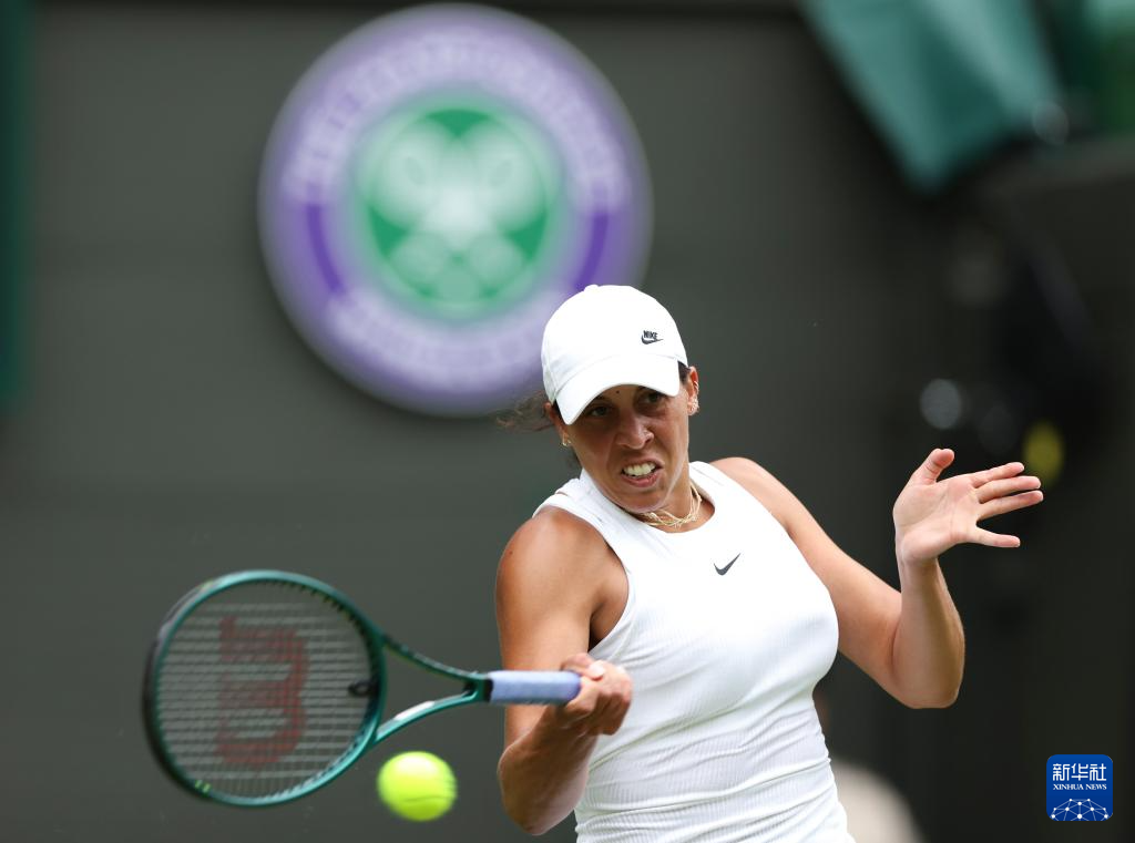 足球赛场需 足球赛场需